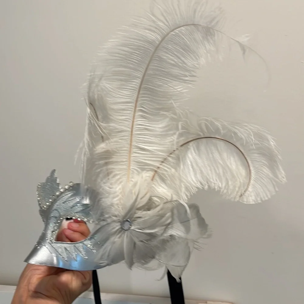 Feather Masquerade - Picture 2 of 5